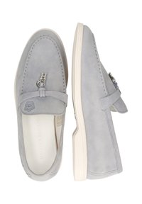 Mocassini in suede grigio chiaro con punta arrotondata, fascia decorativa e accenti in metallo argentato. Suola in gomma crema con sottili dettagli di cucitura.