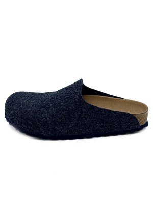 Mørkegrå filt slip-on træsko med rygfri design og tekstureret sål, vist fra siden på en hvid baggrund.