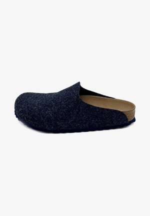 Zoccolo in feltro grigio scuro senza retro e suola testurizzata, mostrato di lato su sfondo bianco.
