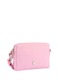 Borsa a tracolla in nylon rosa con hardware argentato, chiusura con zip e dettaglio del logo. Presenta una tracolla regolabile e una texture liscia.