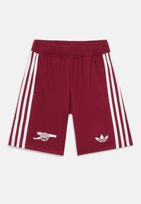 Bordo sportiniai šortai su plona balta elastinga juosta, su trimis baltomis juostelėmis kiekvienoje pusėje ir balta siuvinėta logotipu.