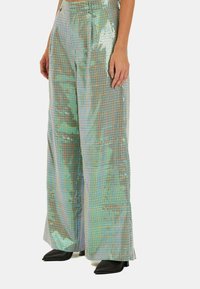 Hoge taille, wijde broek in reflecterende iriserende stof met een geruit patroon, met plooien aan de voorkant en knoopdetails aan de zijkant.