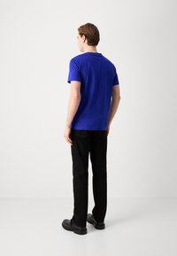 Calvin Klein Jeans STACKED EUPHORIC LOGO TEE - Camiseta estampada - sapphire blue