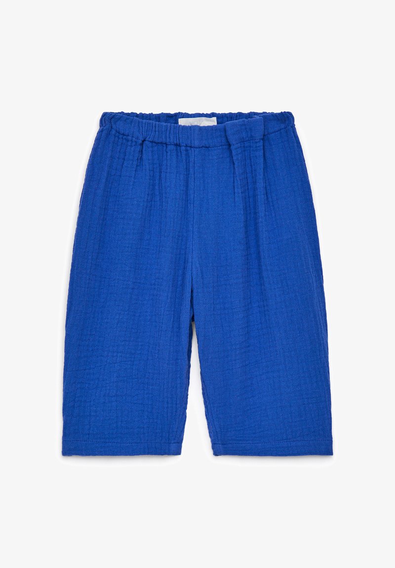 Shorts pour enfants en tissu bleu texturé avec taille élastique et coupe droite.