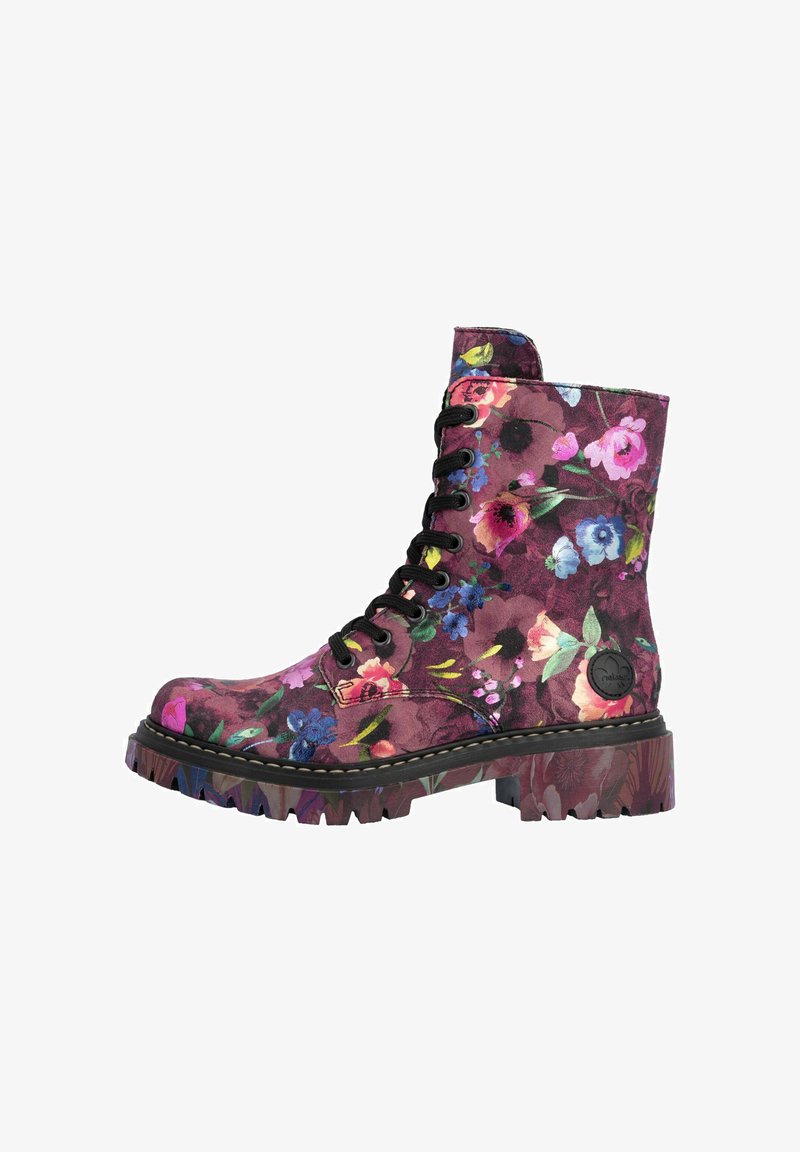 Botte de combat violette à lacets avec motif floral multicolore et semelle épaisse à rainures sur fond blanc.