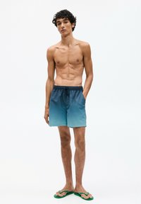 PULL&BEAR OMBRÉ - Șorturi de baie - blue