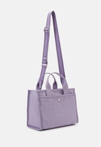 Laventelinvärinen käsilaukku, jossa on kaksi yläkahvaa ja säädettävä olkahihna. Laukku on suorakaiteen muotoinen, siinä on teksturoitu kangas ja etutasku, jossa on nappi.