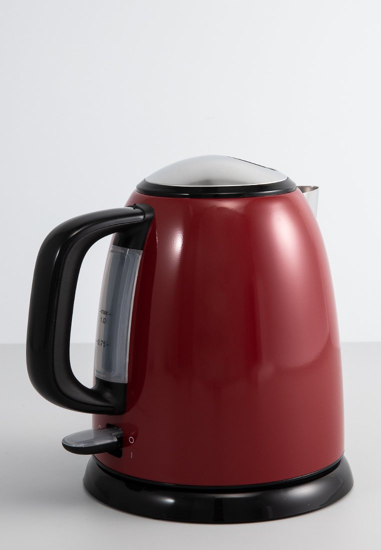 Czajnik elektryczny w kolorze czerwonym z czarnym uchwytem i podstawą, elegancka zaokrąglona forma, przezroczysty wskaźnik poziomu wody oraz stalowa pokrywka.