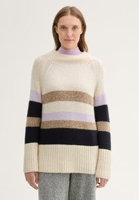 Sweter dzianinowy w kolorze kremowym, z poziomymi paskami w kolorze granatowym, beżowym, lawendowym i brązowym. Wysoki kołnierz i ściągacze na rękawach. Miękka faktura.