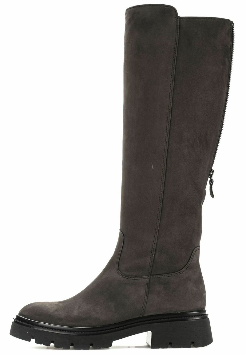 Bottes en daim gris mi-mollet avec une semelle épaisse noire et une fermeture éclair latérale. Présentent une texture lisse et des détails cousus le long des coutures.