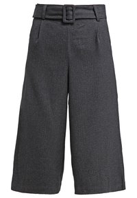 Shorts gris foncé taille haute à jambes larges, avec ceinture en tissu et boucle, dotés de poches latérales et d'une coupe structurée et ajustée.