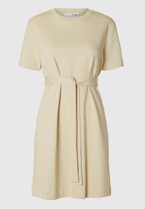 Rochie crem cu mânecă scurtă, cu talie ajustată și curea din același material. Textură netedă și croială lejeră, cu decolteu rotund.