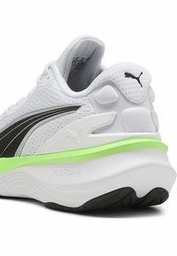 Puma SCEND PRO 2 - Zapatillas running asfalto - white/black/green glare