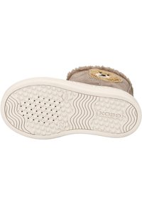 Zapatilla de ante marrón con un suave forro textil, que presenta un diseño de cara de oso en la parte superior y una suela de goma blanca texturizada.