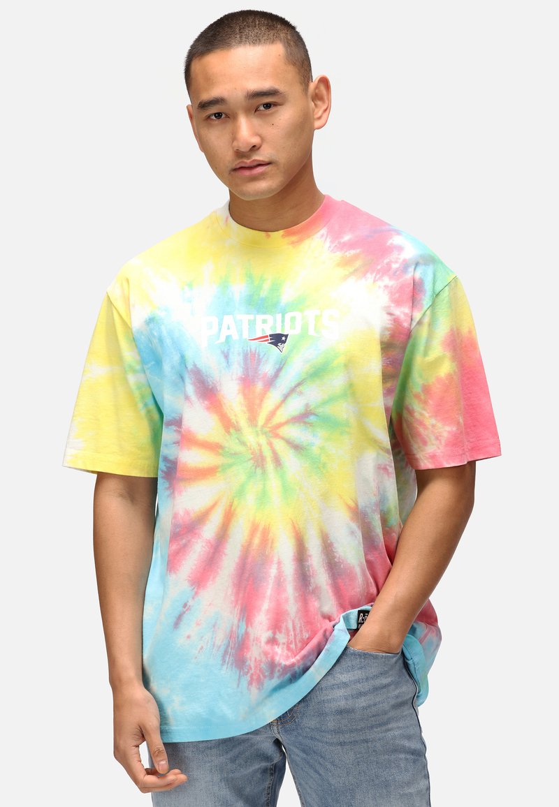 Tie-dye t-shirt med en virvel av pastellfärger: gul, rosa, grön och blå. "PATRIOTS" logotyp i vitt i mitten. Korta ärmar.