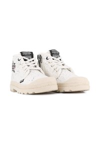 Baskets montantes blanches avec accents noirs, texture mouchetée et lacets à l'avant. Équipées d'une fermeture éclair sur le côté pour un enfilage facile. Semelle en caoutchouc.