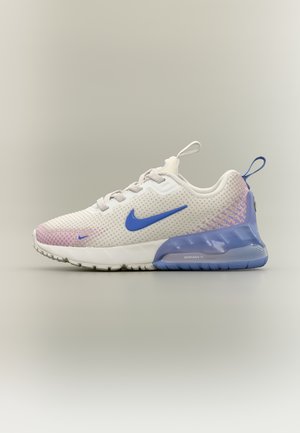 Valge ja helelilla Nike Air Maxi toss sinise Swoosh-logoga ja lillaka kandpatjadega, esitletud neutraalsel taustal.