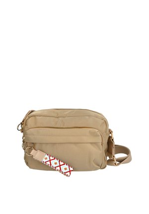 Bolso bandolera beige con dos compartimentos con cremallera y una correa desmontable con un llavero de patrón de diamantes en rojo y blanco.