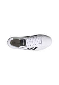 adidas Performance LIFESTYLE -  GRAND COURT BASE BEYOND - Zapatillas de entrenamiento - weiss
