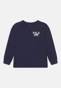 Mörkblå långärmad skjorta med crew neck och vit text "POLO 1967 ATHL. DEPT." på den övre vänstra bröstet.