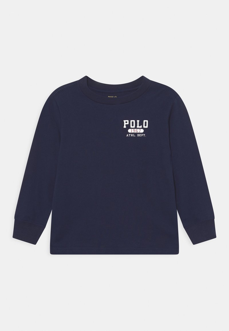 Mörkblå långärmad skjorta med crew neck och vit text "POLO 1967 ATHL. DEPT." på den övre vänstra bröstet.
