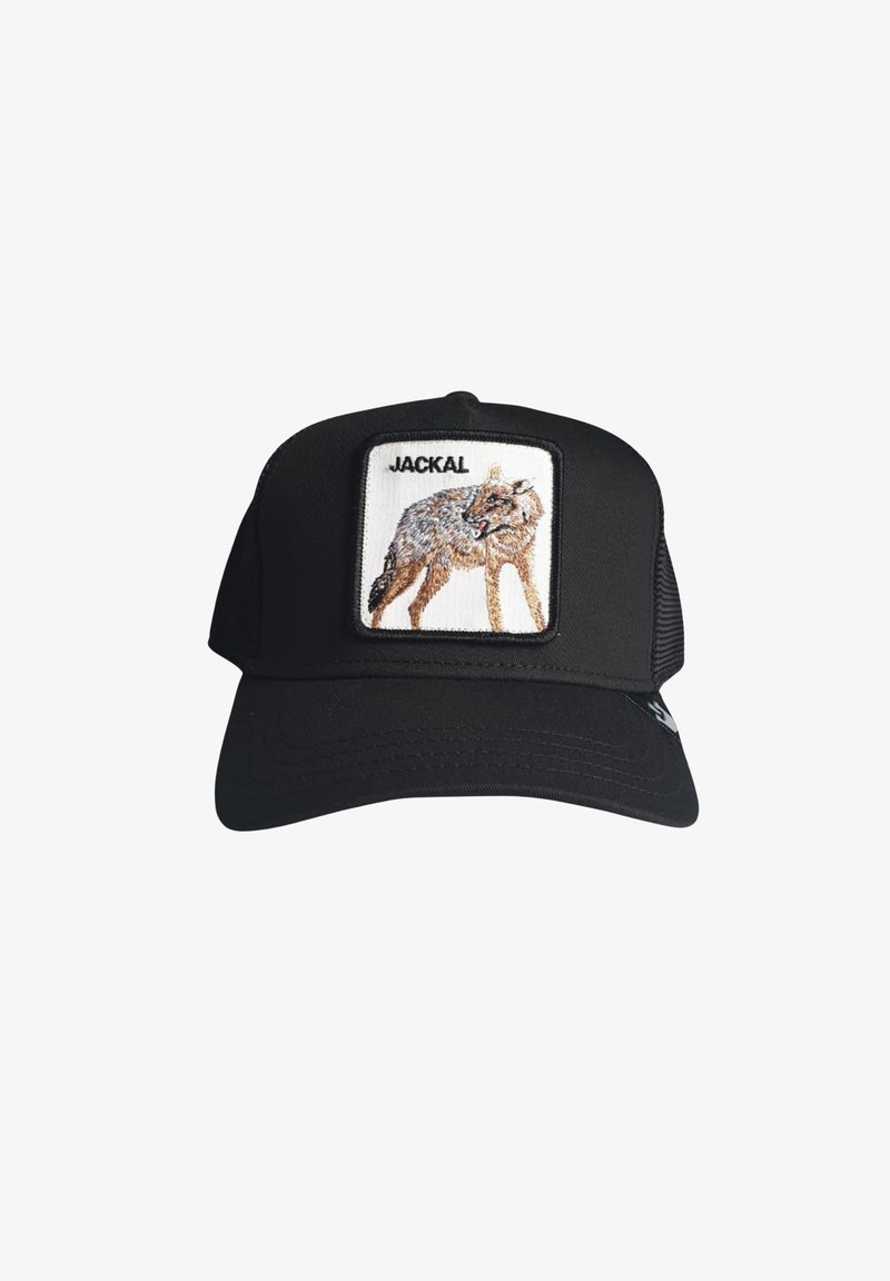 Gorra negra con trasera de malla que presenta un parche bordado rectangular de un chacal y el texto "JACKAL" encima.