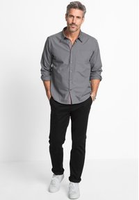 bonprix STRAIGHT REGULAR FIT - Chino - black