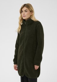 Olivgrüne Fleecejacke mit hohem Kragen, durchgehendem Reißverschluss und strukturierter Stoffqualität, ausgestattet mit langen Ärmeln und entspanntem Schnitt.