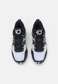 Czarno-białe buty sportowe z siateczkową cholewką, smukłym designem, wyściełanym kołnierzem, kontrastującym szwem i gumową podeszwą z unikalnym wzorem.