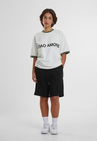 PROHIBITED CONTRAST TEE - Marškinėliai su spaudiniu - white