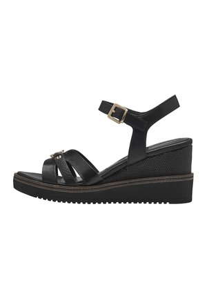 Sort kilehæl sandal med ankrem og spænde, tre frontremme hvoraf den ene er struktureret, og en kilehælhæl med en rillede sål.