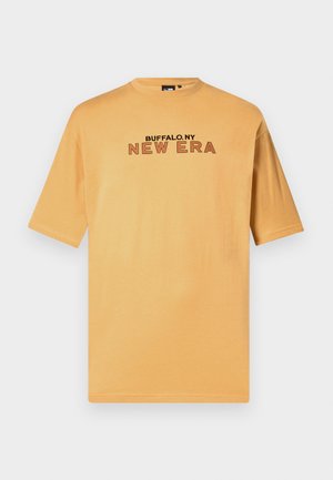Tricou cu mânecă scurtă din bumbac portocaliu deschis, cu text negru și roșu "BUFFALO.NY NEW ERA" pe piept. Design clasic cu guler rotund.
