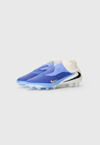 Para niebiesko-białe korki do piłki nożnej Nike z wysokimi kołnierzami i żółto-czarnymi logo Swoosh na białym tle.