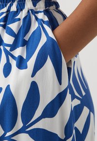 Vero Moda Petite VMEASY SKIRT - Trapecinis sijonas - snow white/mazarine blue