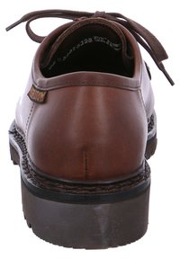 Chaussure en cuir brun avec un dos arrondi, fermeture à lacets et semelle texturée. Présente des coutures subtiles et une étiquette de marque.