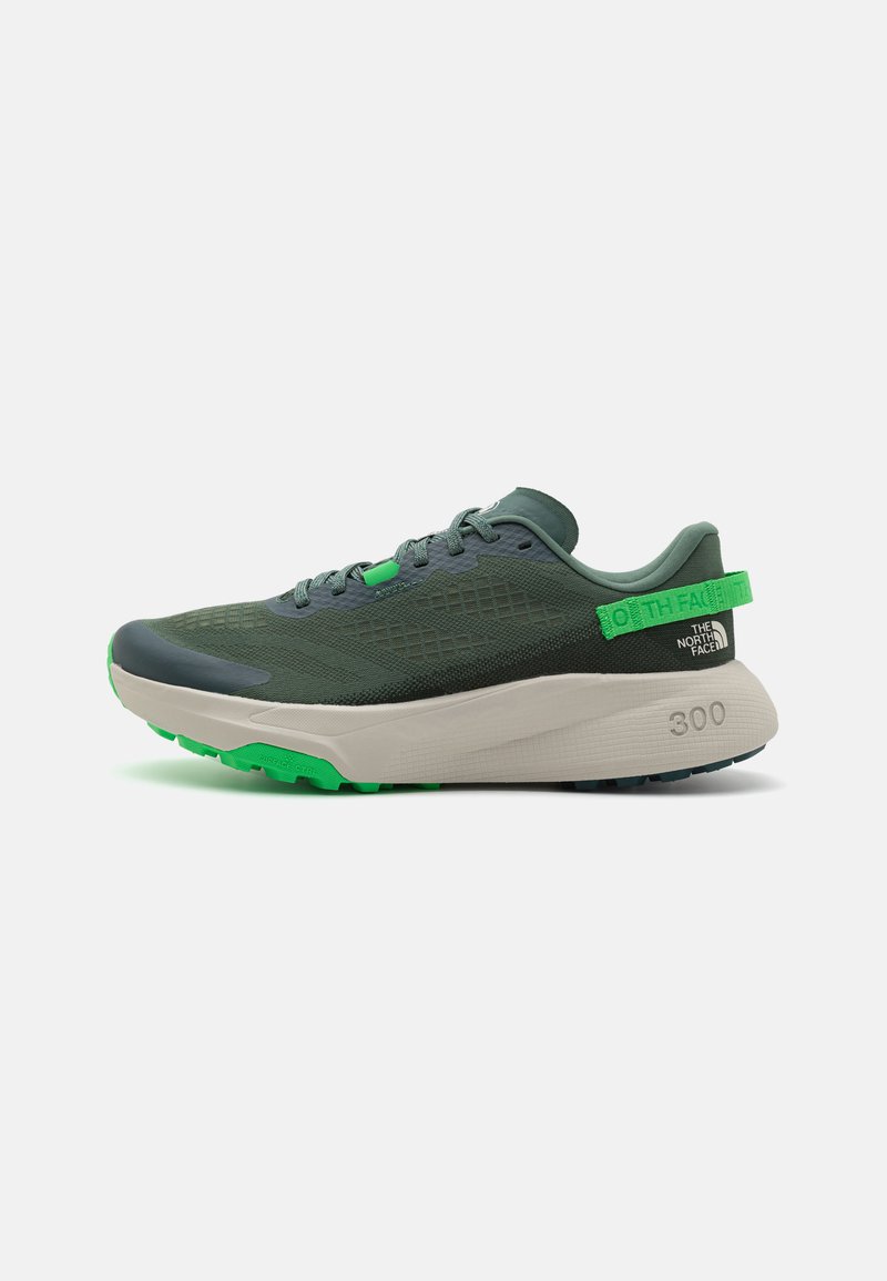 Männer Sportlich Schuhe aus dunkelgrünem Mesh-Material mit hellgrauer Zwischensohle, grüner Außensohle und einem Hinterziehband mit der Aufschrift "The North Face".