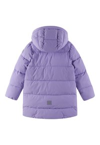 Hellblauer Puffermantel mit Kapuze, ausgestattet mit einer gesteppten Textur, elastischen Bündchen und einem kleinen Logo-Patch nahe dem Saum. Verstellbarer Kordelzug.