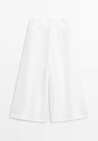 Witte wijde cropped broek met achterpas, plat gelegd op een witte achtergrond.