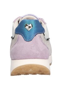 Sneaker con tacco in suede viola, dettaglio in tessuto blu, cuore argentato e parte superiore in mesh bianco. Presenta una suola intermedia color crema e suola testurizzata.