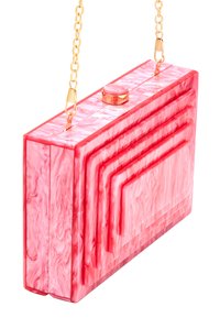 En rektangulär rosa marmorerad akrylfodralväska med en guldkedjesnor och rektangulärt mönster på framsidan. Har en cirkulär spänne.