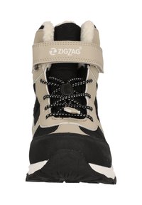 Beige og sorte vandrestøvler med en struktureret overdel, polstret krave, justerbar strop og sorte snørebånd med reflekterende detaljer.