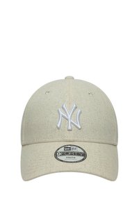 Beige Baseballcap aus strukturiertem Stoff, mit einem weißen gestickten "NY"-Logo auf der Vorderseite und einem verstellbaren Riemen hinten.