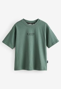 T-shirt verde in cotone con collo rotondo, maniche corte e stampa sul petto che dice "BAKER" in nero. Presenta un'etichetta sul lato per il branding.