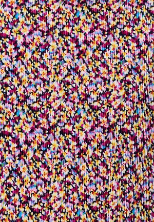 Motif floral dense avec de petites fleurs jaunes, blanches, roses, bleues et noires sur un fond en tissu côtelé.