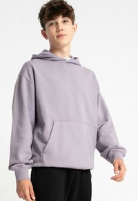 Jasnolawendowa bluza z kapturem z kieszenią z przodu, opadającymi ramionami i ściągaczami. Wykonana z miękkiego materiału, z kapturem ze sznurkiem.