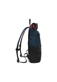 Sötétkék és fekete dizájnnal rendelkező hátizsák, feltekerhető záródással és állítható pántokkal. Tartós anyagból készült, melynek texturált felülete van.