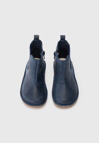 Ναυτικό μπλε δερμάτινα μποτάκια με άνετη υφή, πλαϊνούς φερμουάρ και ραμμένες άκρες. Διαθέτουν στρογγυλή μύτη και λωρίδες για εύκολη φόρεση στο πίσω μέρος.