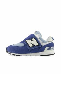 Baskets New Balance bleu et blanc avec fermeture velcro, tige en mesh et semelle en caoutchouc, vues de profil sur fond blanc.
