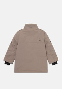 Cappotto invernale marrone chiaro con maniche lunghe, colletto alto, polsini neri e piccolo logo sulla parte alta della schiena e sulle maniche, su sfondo bianco.