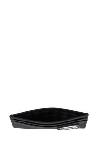 Portofel din piele neagră, cu o formă rectangulară subțire, având o suprafață texturată și un accent din metal argintiu. Deschis pentru a arăta interiorul.